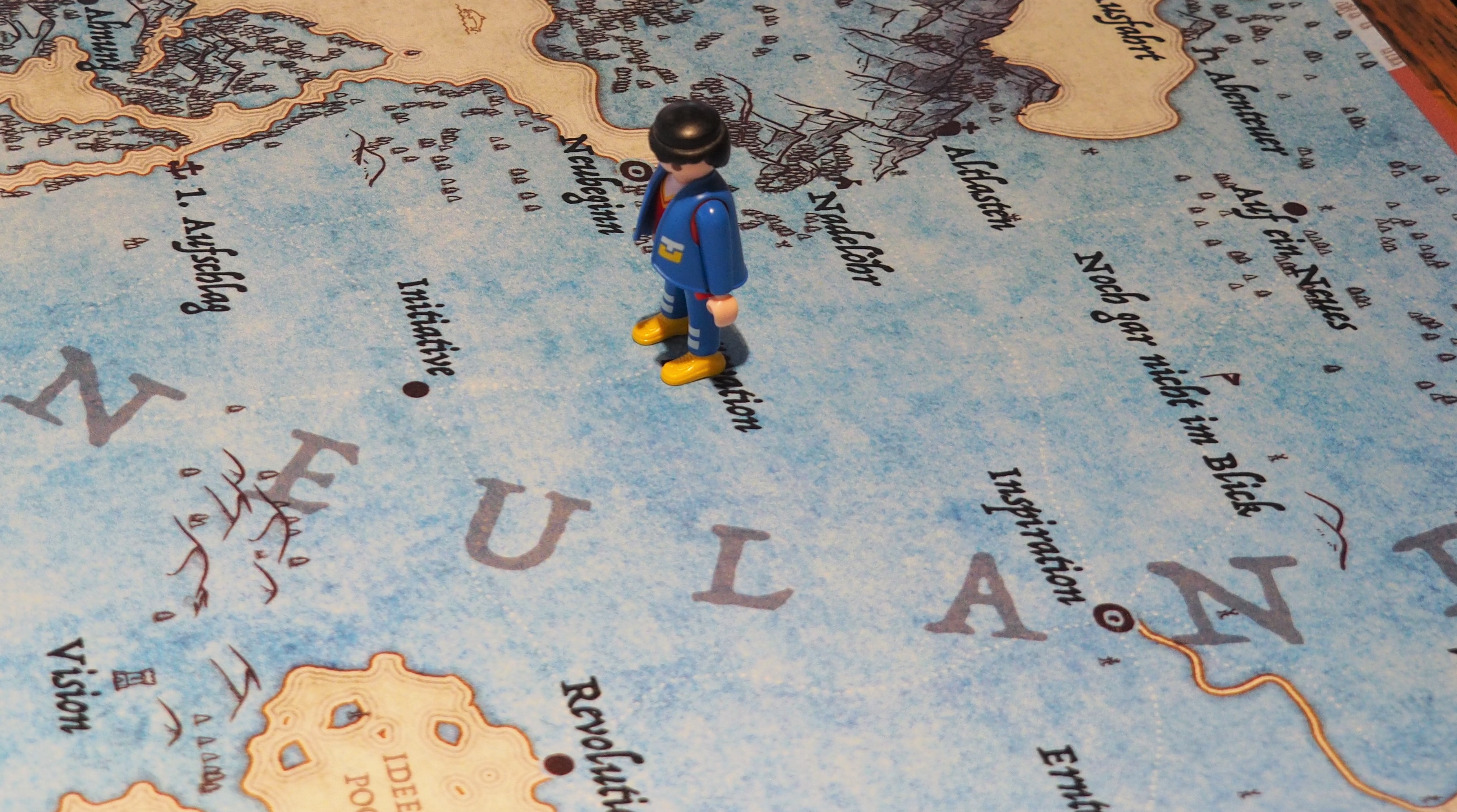Playmobilfiguren auf einer Landkarte Playmobilfiguren auf einer Landkarte