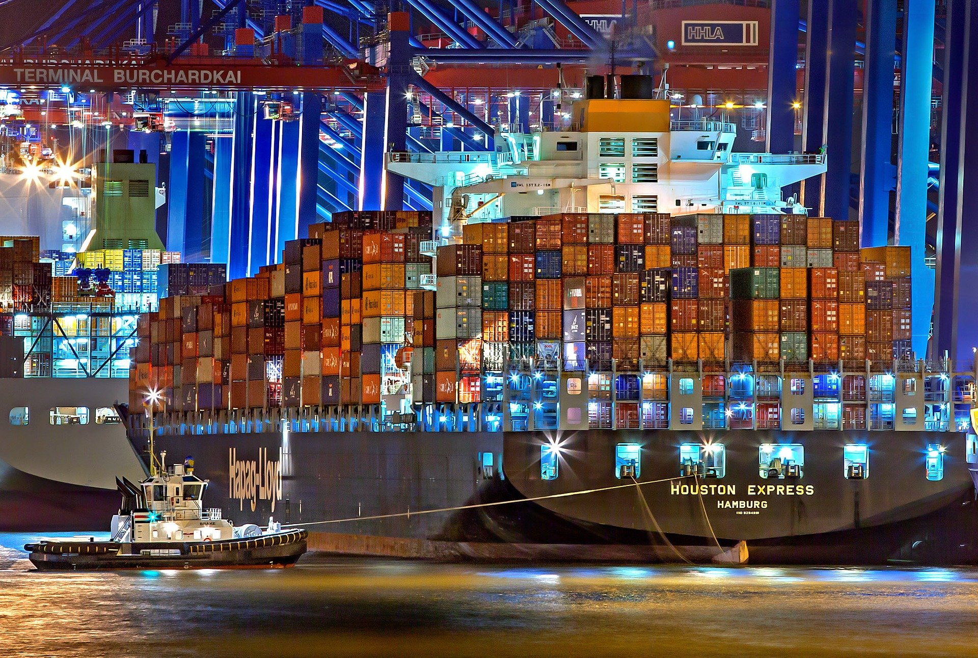 Containerschiff im Hamburger Hafen. Containerschiff im Hamburger Hafen.
