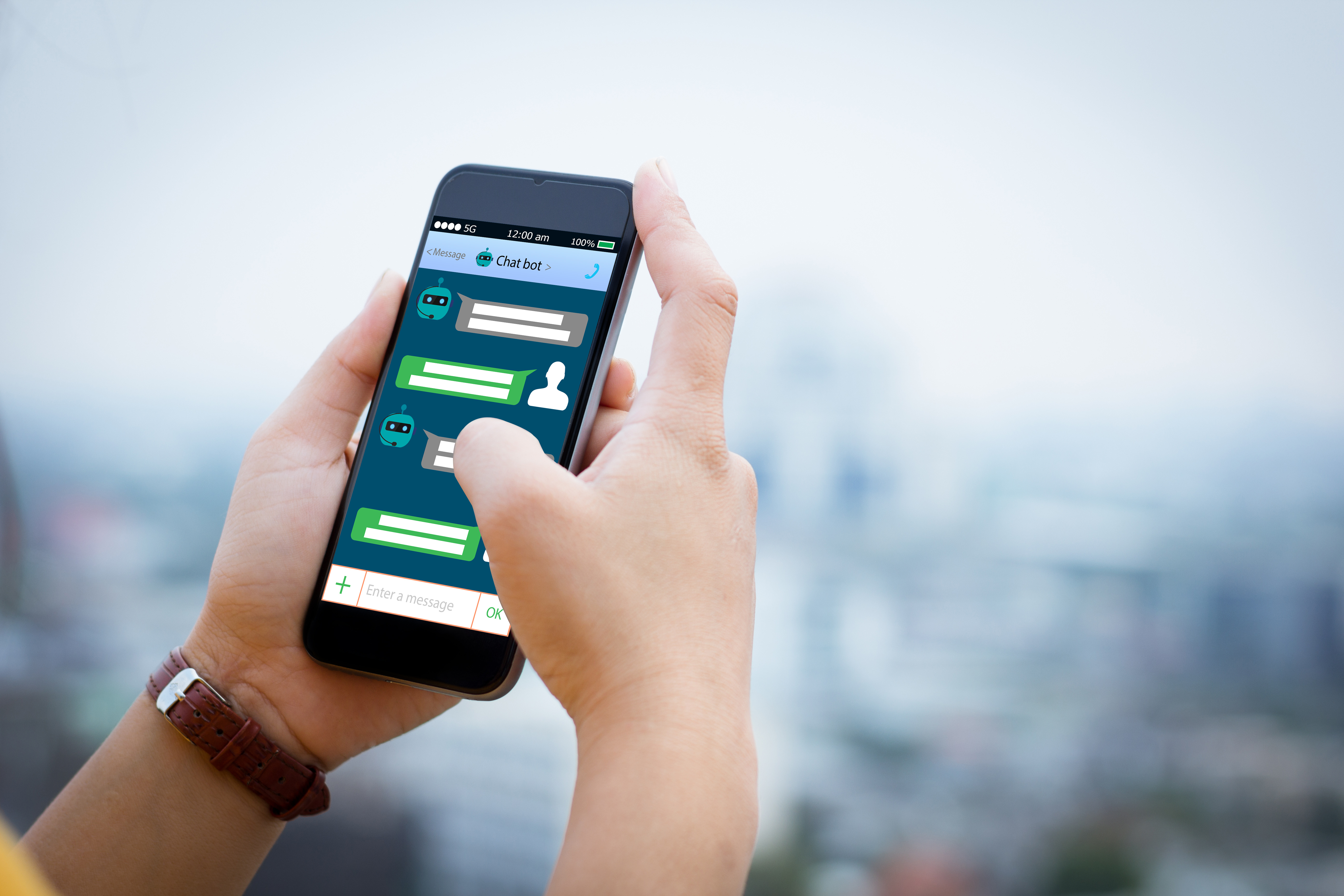 Hände tippen Text auf ein Smartphone.
