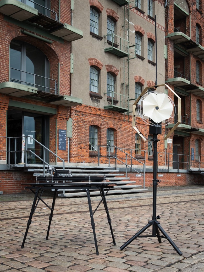 Aufbau des Projekts Space Odradek vor dem HfK-Gebäude