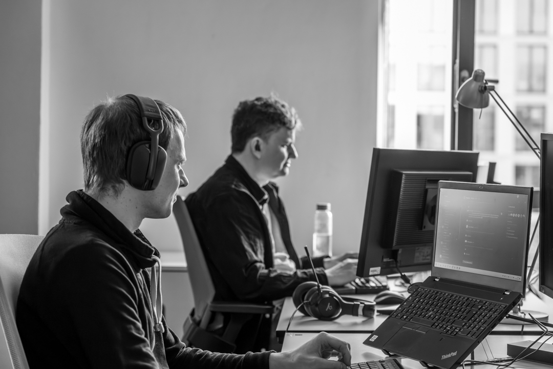 Zwei Softwareentwickler arbeiten an ihren PCs