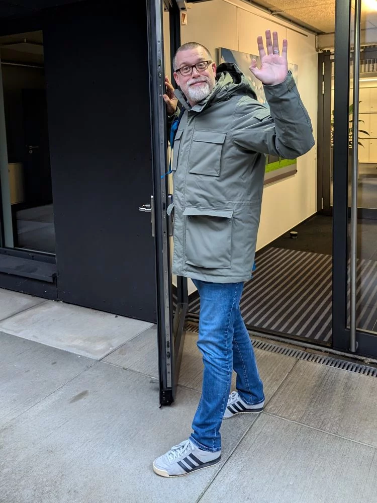 Tim steht vor dem Eingang der HEC, schaut in die Kamera, winkt und verabschiedet sich.