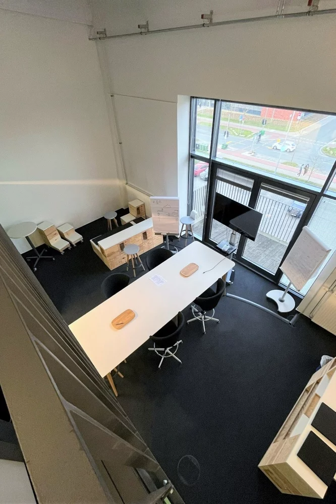 Offener Besprechungs- und Workshopbereich im Coworking der HEC GmbH