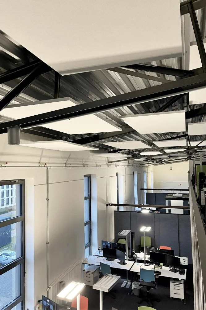 Offener Bürobereich mit hohen Decken der HEC GmbH