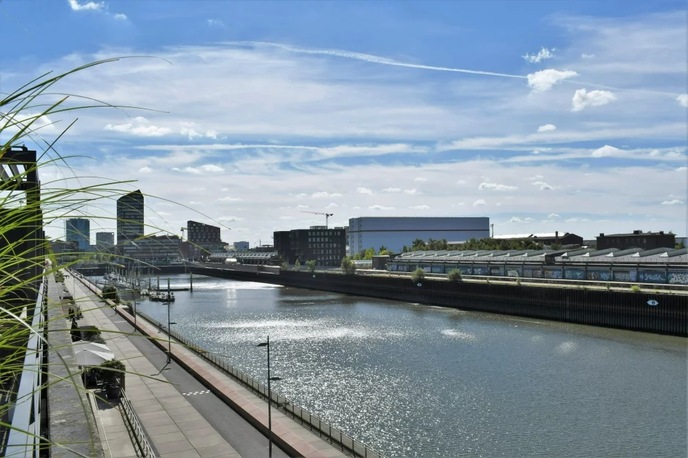 Blick auf den Europahafen vom Dach des Schuppen Eins