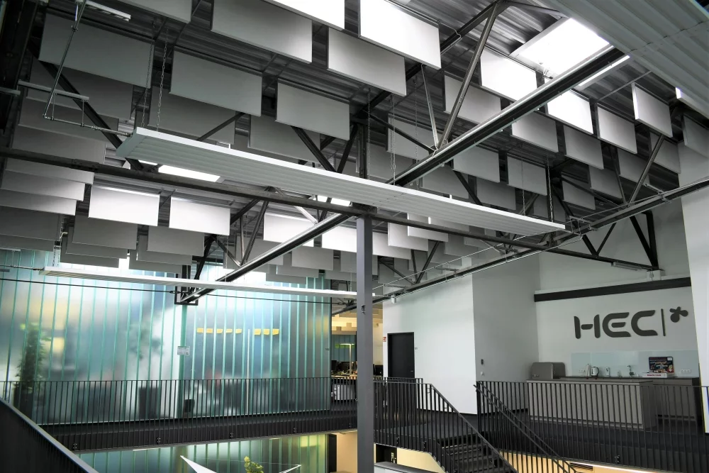 Akustik-Deckenelemente im Industriestil im Foyer der HEC GmbH