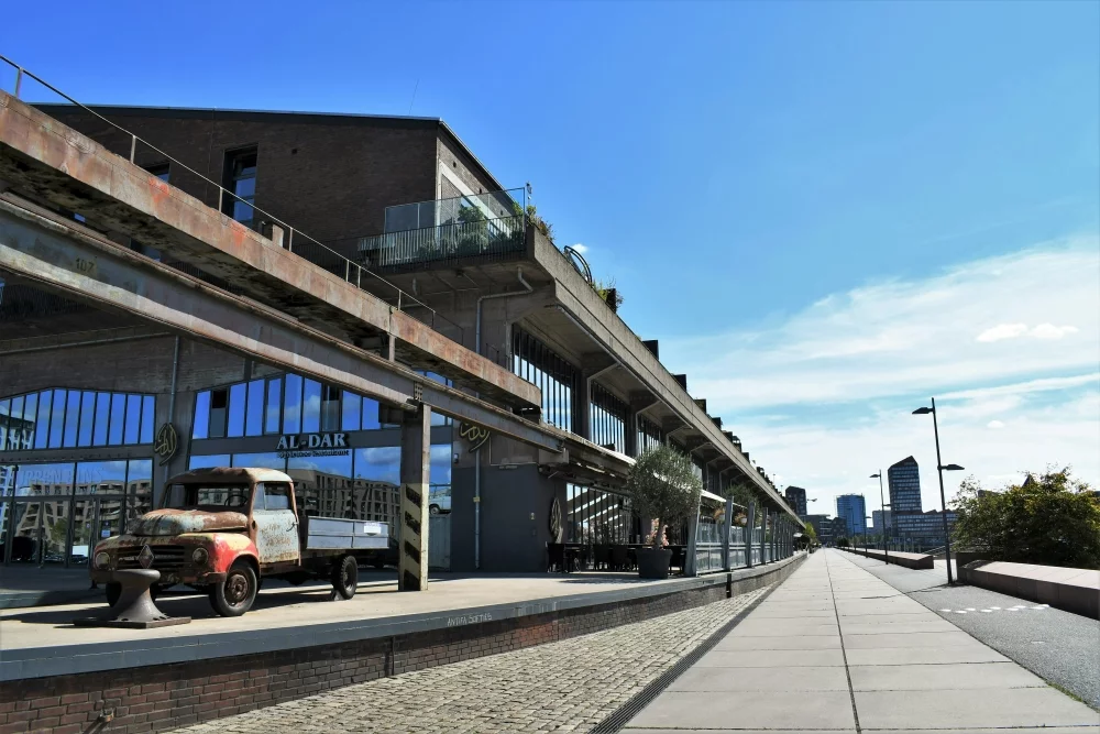 Der Schuppen Eins in Außenansicht von der Seite des Europahafens aus