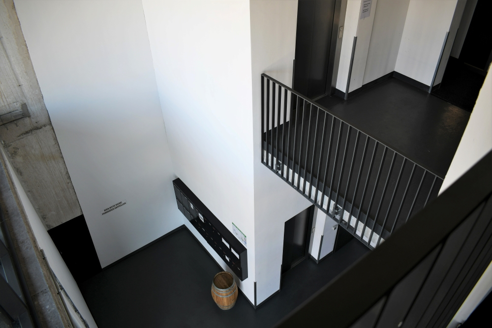 minimalistisches Treppenhaus zum HEC Büro im Schuppen Eins in Bremen