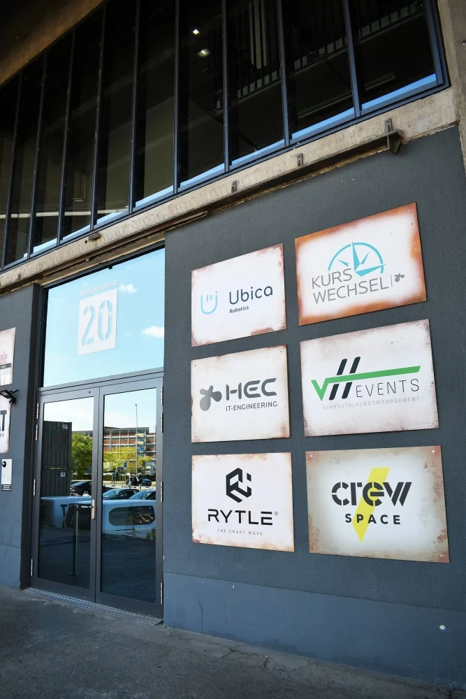 Haustür zum HEC Büro im Schuppen Eins in Bremen mit Türschildern verschiedener Unternehmen