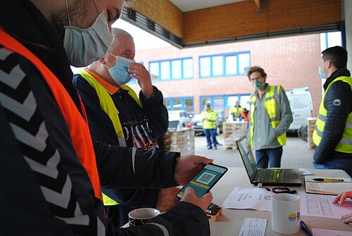 Erfolgreich getestet: Mitarbeiter aus der Disposition, Lagermitarbeiter und Berufskraftfahrer aus den am Forschungsprojekt beteiligten Firmen prüfen den Prototypen unter realen Bedingungen. 