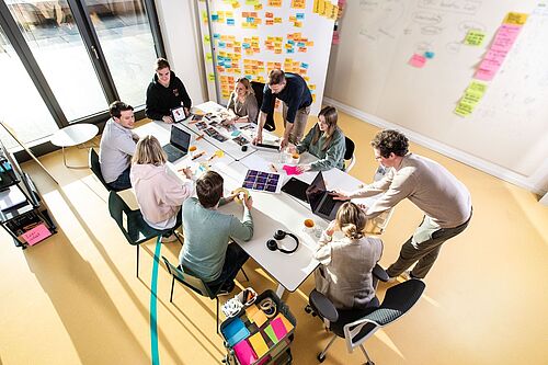 Gruppe von Menschen an einem Tisch