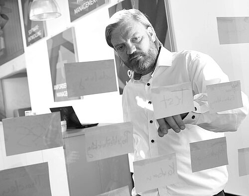 zwei Personen vor einer Glaswand