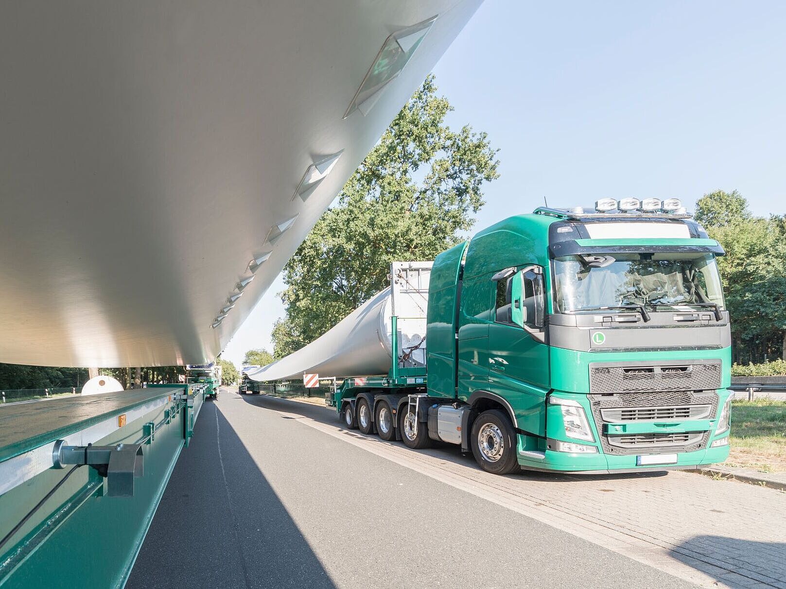 Schwertransport Windkraft Zwei LKW mit Windkraftanlagen