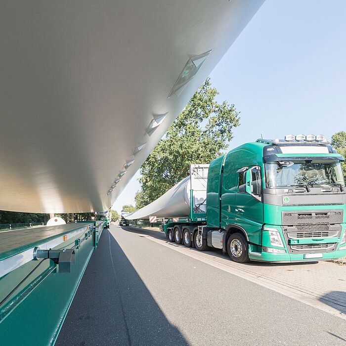 Zwei LKW mit Windkraftanlagen