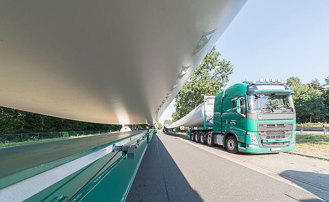 Zwei LKW mit Windkraftanlagen