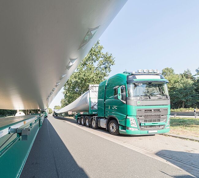 Zwei LKW mit Windkraftanlagen