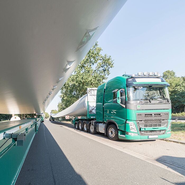 Schwertransport Windkraft Zwei LKW mit Windkraftanlagen