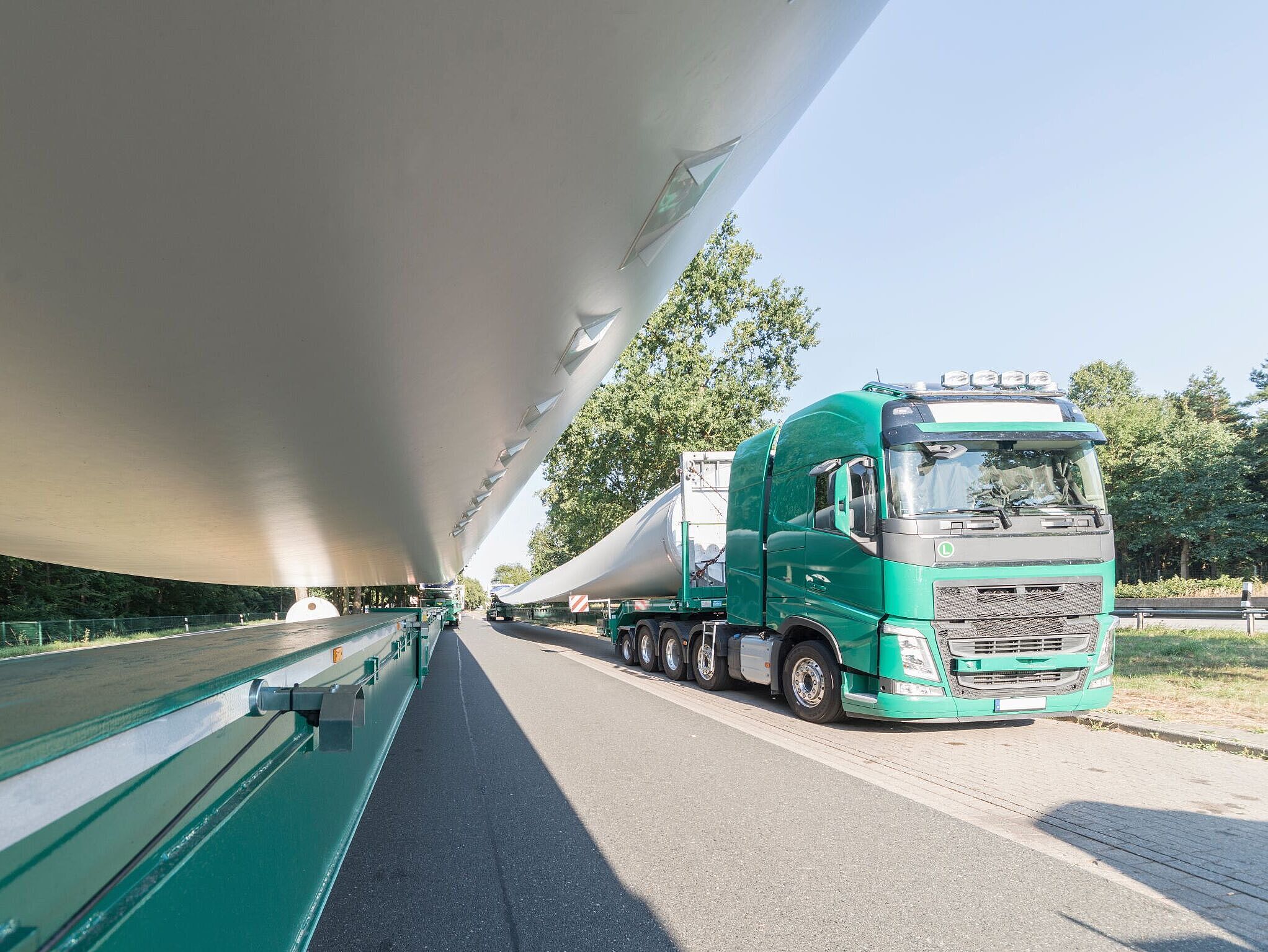 Schwertransport Windkraft Zwei LKW mit Windkraftanlagen