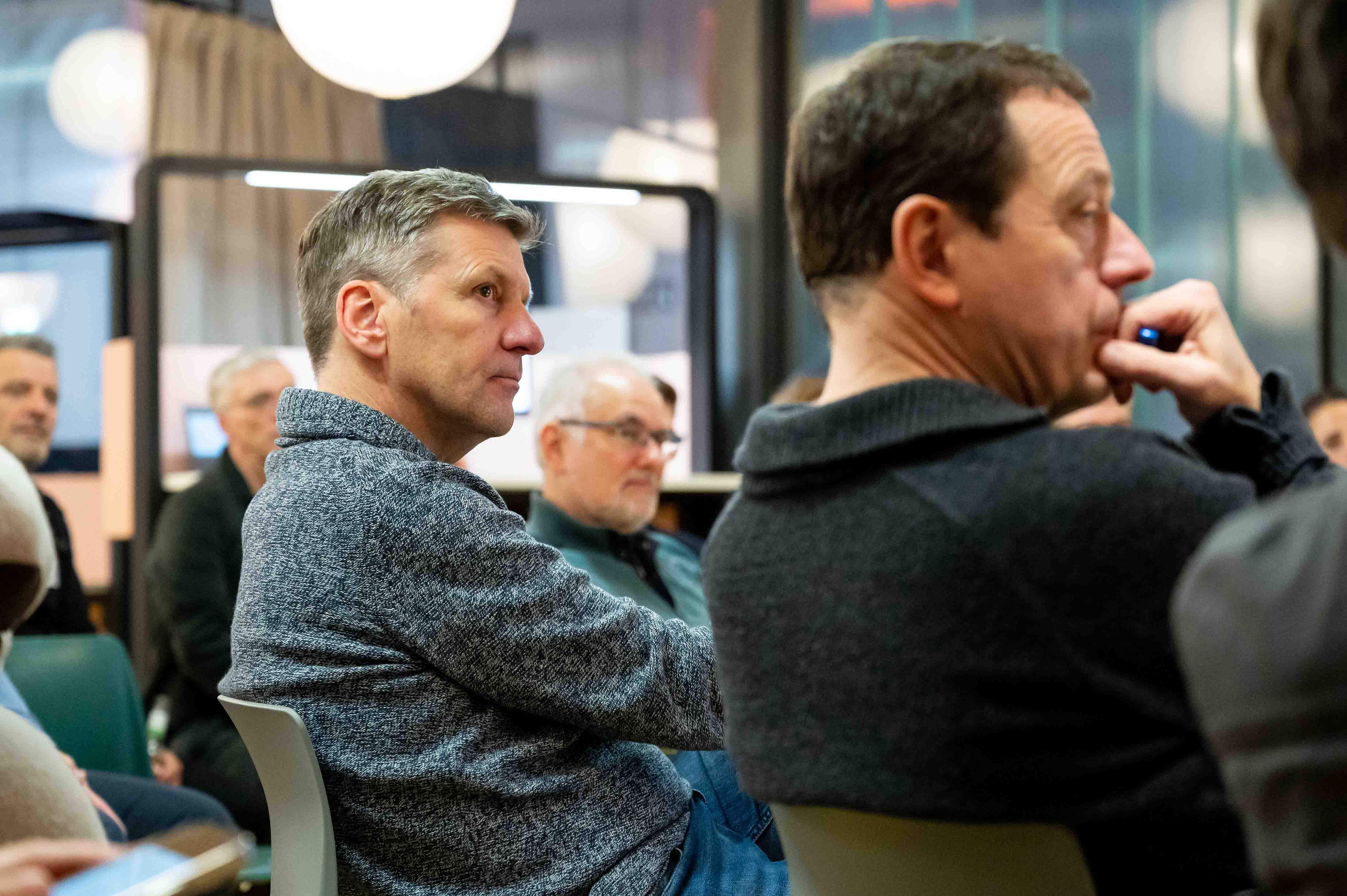 Teilnehmende hören beim Vortrag auf der SOIREE|HEC zu.