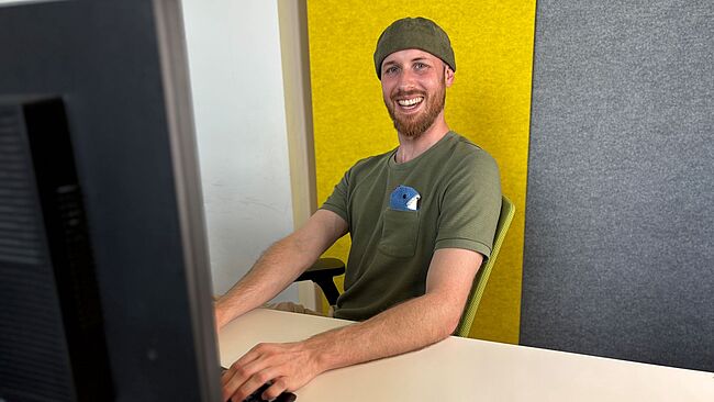 HEC Auszubildender Marvin vor seinem PC