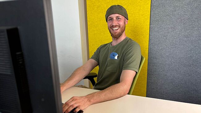 HEC Auszubildender Marvin vor seinem PC