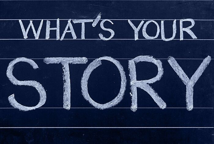 Schultafel mit einem Kreideschriftzug "What's your Story"
