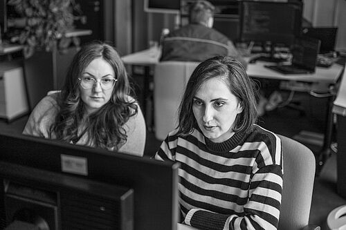 Zwei Informatikerinnen arbeiten gemeinsam an einem Computerbildschirm in einem Büro der HEC im Schuppen Eins.