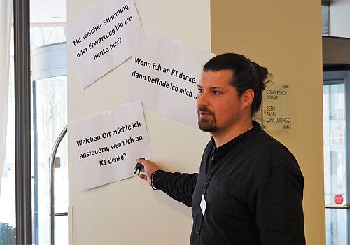 Ein Mann vor einer Wand