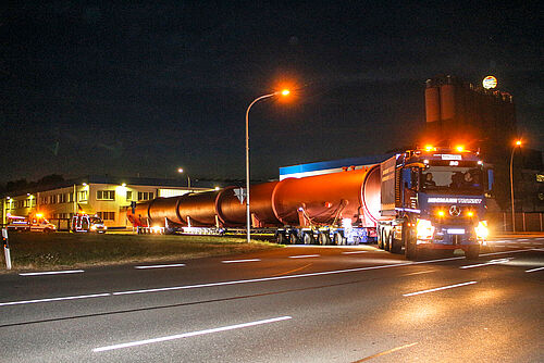 Bild eines beleuchteten LKW's bei Nacht des Unternehmens BigMove