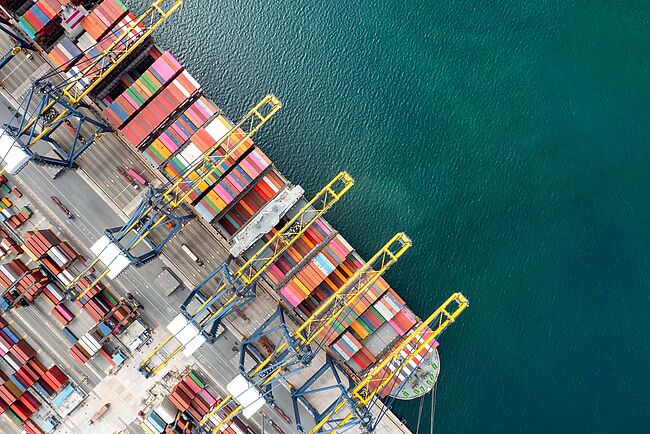 Contaninerkaje mit einem Schiff