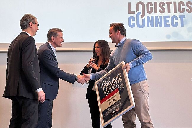 Heiko Müller und Olaf Beckedorf nehmen den Projektogistik Award in Empfang