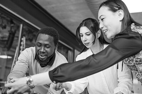 Aktive Situation am Tisch im Workshopraum mit drei Personen