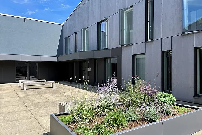 Vor dem Eingang der HEC GmbH auf dem Schuppen Eins