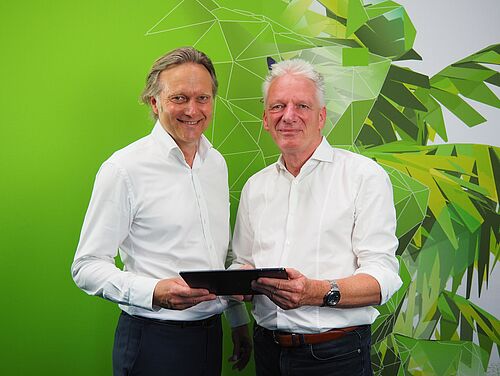 Frank Vierkötter, Vorstandsvorsitzender der INTERHOMES AG, und Thorsten Haase, HEC GmbH testen die neue App. Foto: HEC