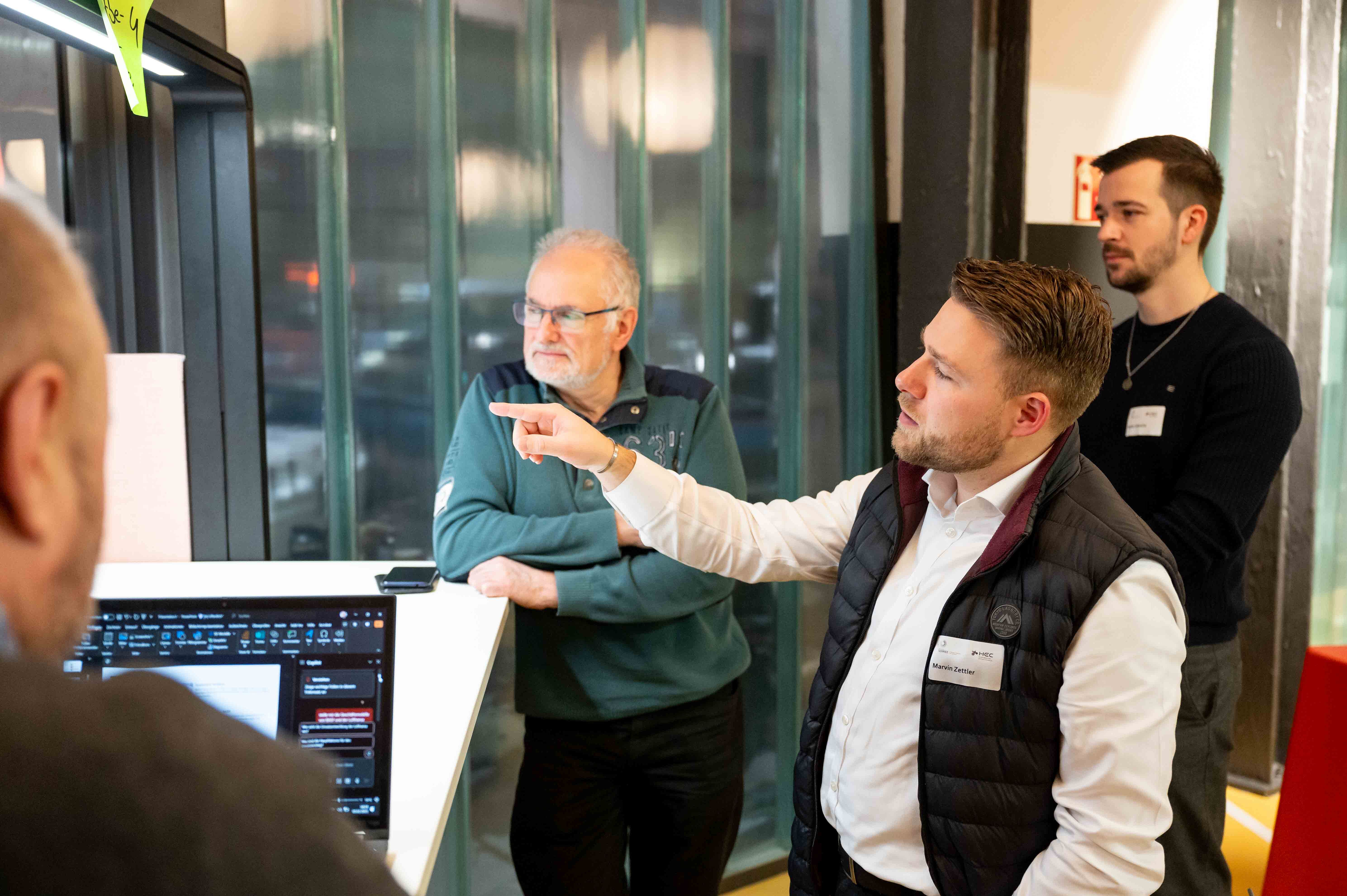 Teilnehmende der SOIREE|HEC hören beim Impulsvortrag zu.