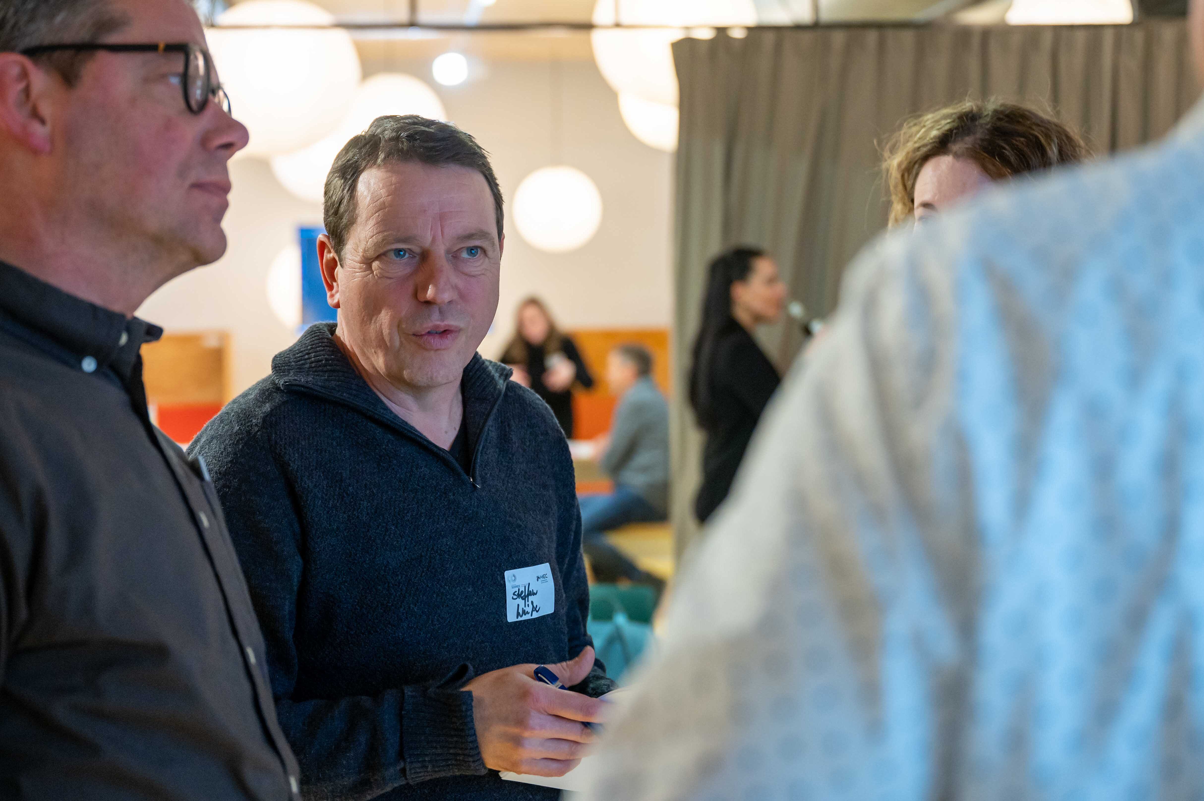 Zwei Männer reden miteinander.