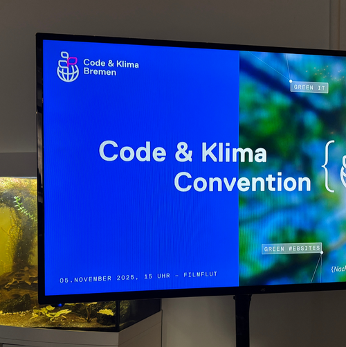 Ein Monitor steht vor einem Aquarium