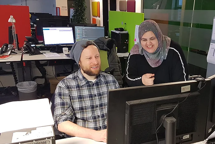 Praktikanten des IT-Bildungshauses am Arbeitsplatz bei der HEC