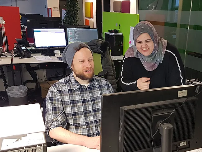 Praktikanten des IT-Bildungshauses am Arbeitsplatz bei der HEC