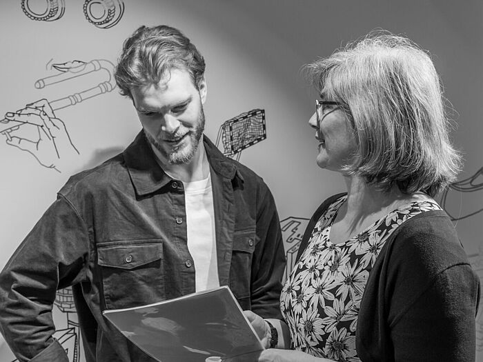 ein Mann und eine Frau im Gespräch