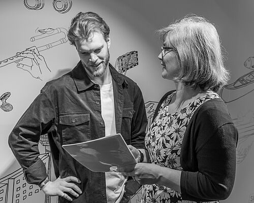 Treffen im Flur der HEC ein Mann und eine Frau im Gespräch
