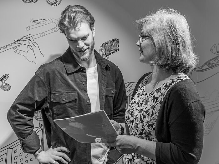 ein Mann und eine Frau im Gespräch