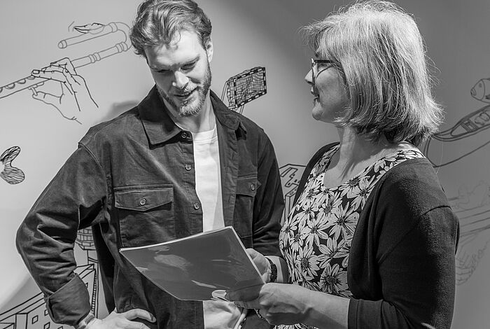 ein Mann und eine Frau im Gespräch