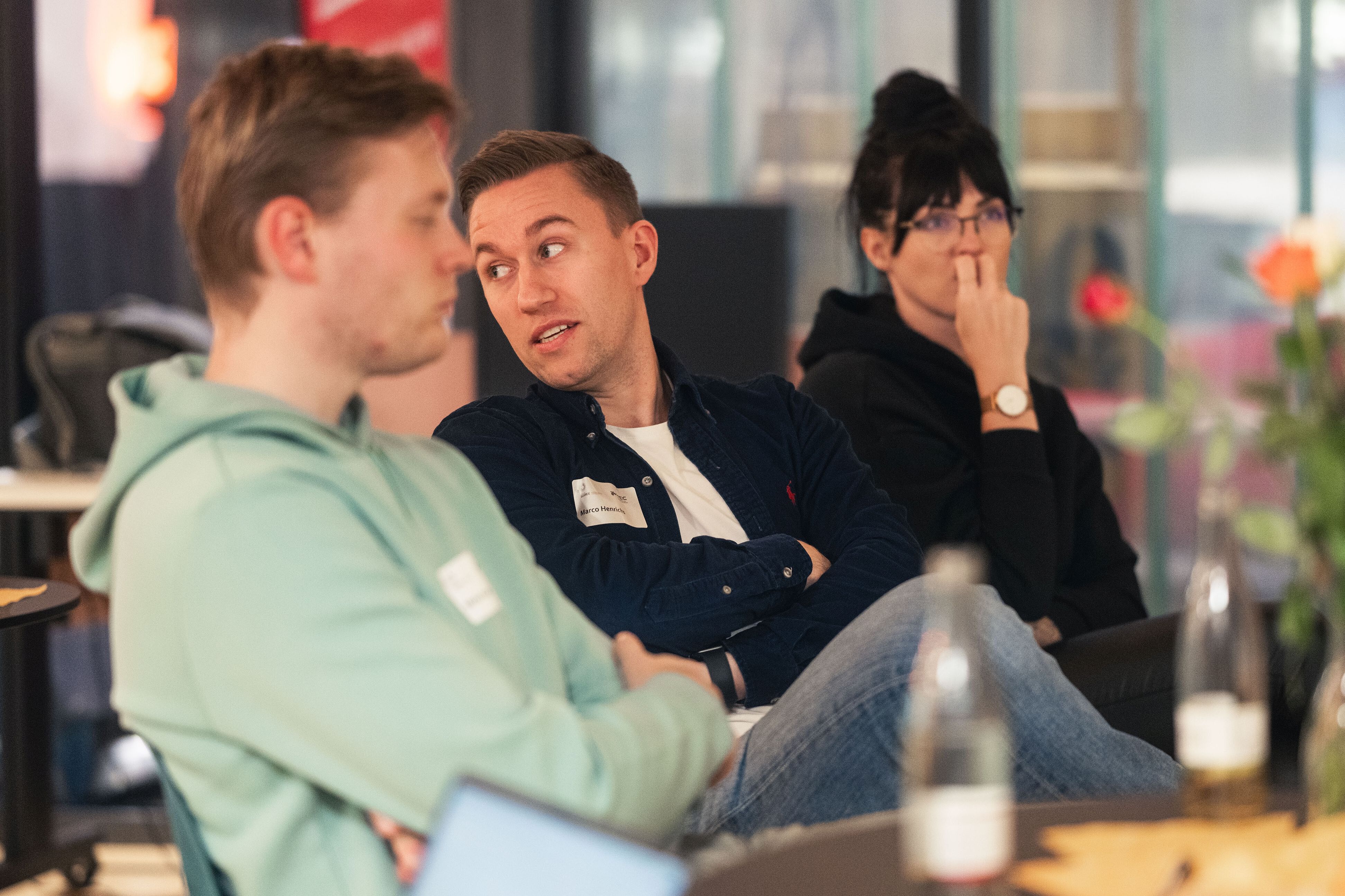 Personen hören einem Vortrag zu.