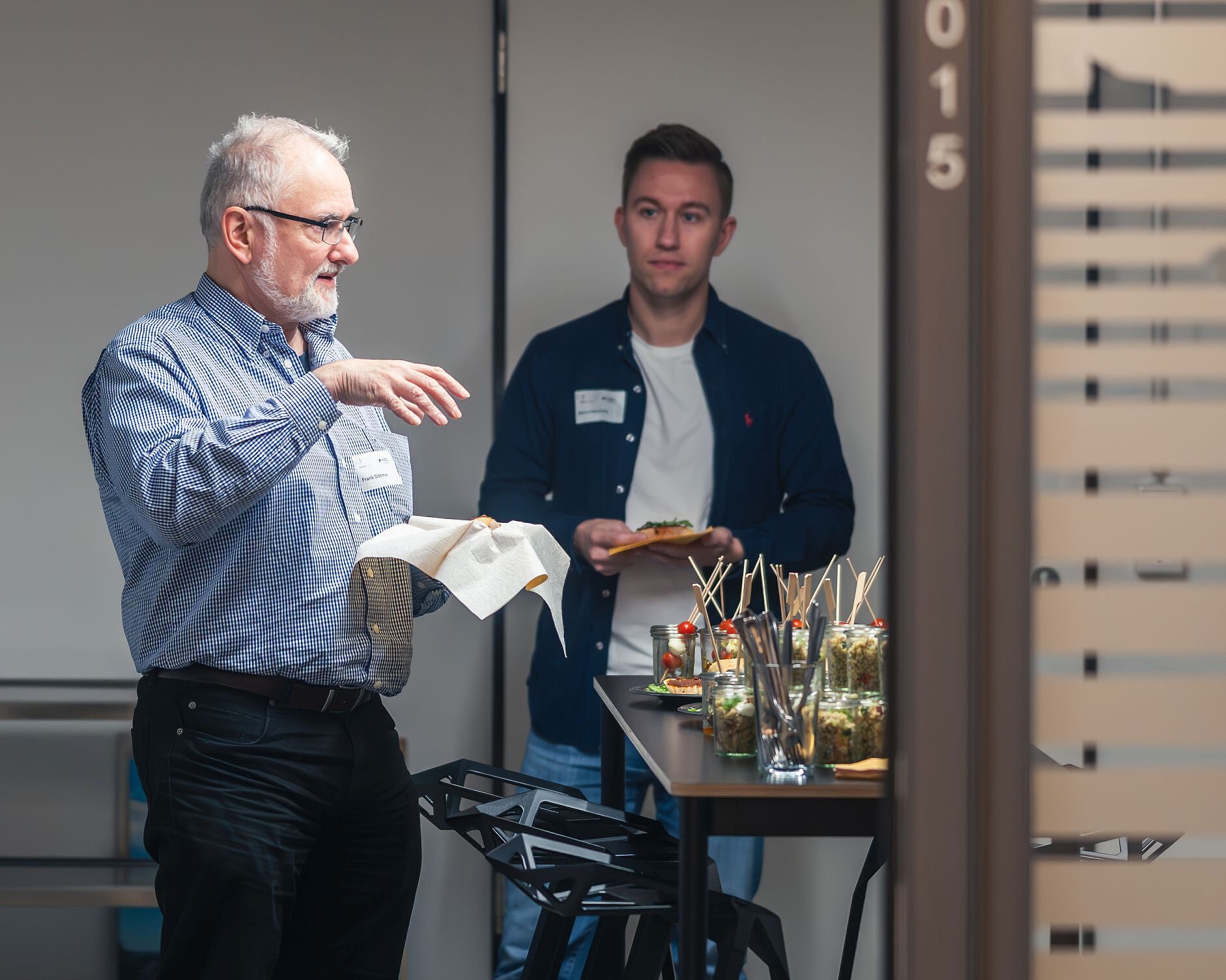 Zwei Männer unterhalten sich.