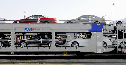 Autos auf einem Autorail-Zug mit BLG-Logo