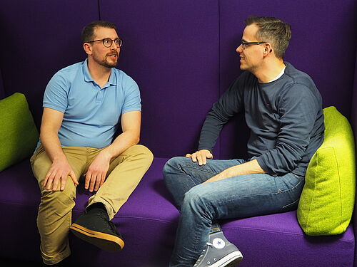 Zwei Männer unterhalten sich. Daniel Langhann und Ulf Mewe sorgten für nutzerfreundliche Plattformen bei HANSETRANS. 
