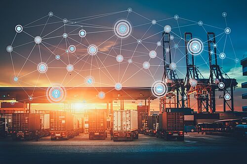 Digitalisierung Hafenlogistik: LKW warten auf Einlass in ein Hafen-Terminal