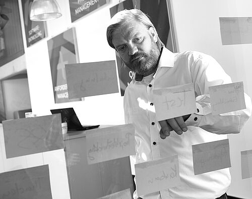 zwei Personen vor einer Glaswand