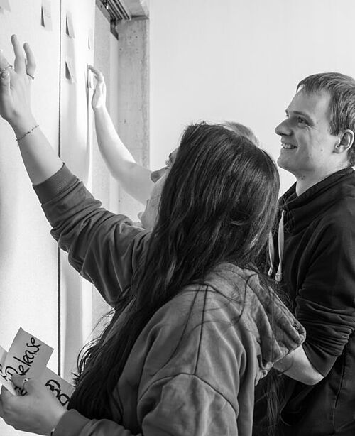 Mitarbeitende am Kanban Board
